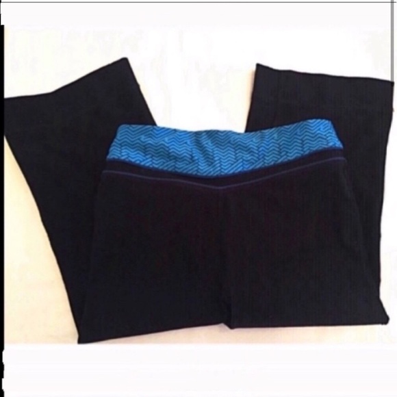 🆕 Nike black & chevron straight leg capris… - Picture 3 of 9